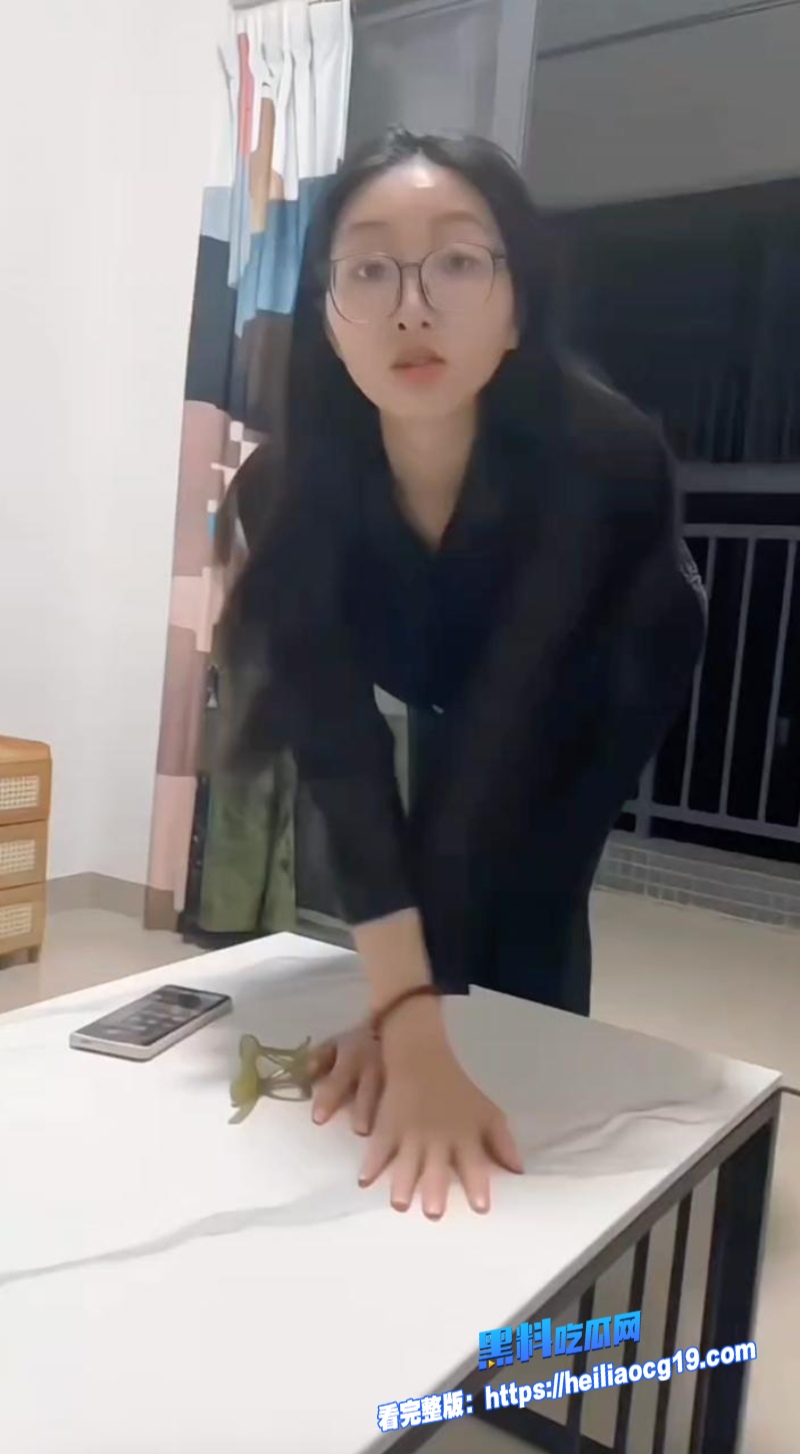 反差眼镜妹最新福利视频1 反差眼镜妹最新福利视频1