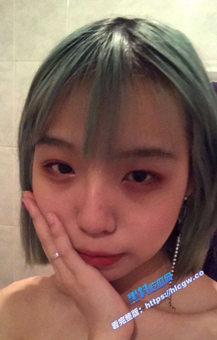 万人求 清纯可爱的19岁嫩妹下海拍片，中日混血，小小的身材大大的奶子超反差，床上做运动时娇喘声让牛子有种莫名的冲动图1