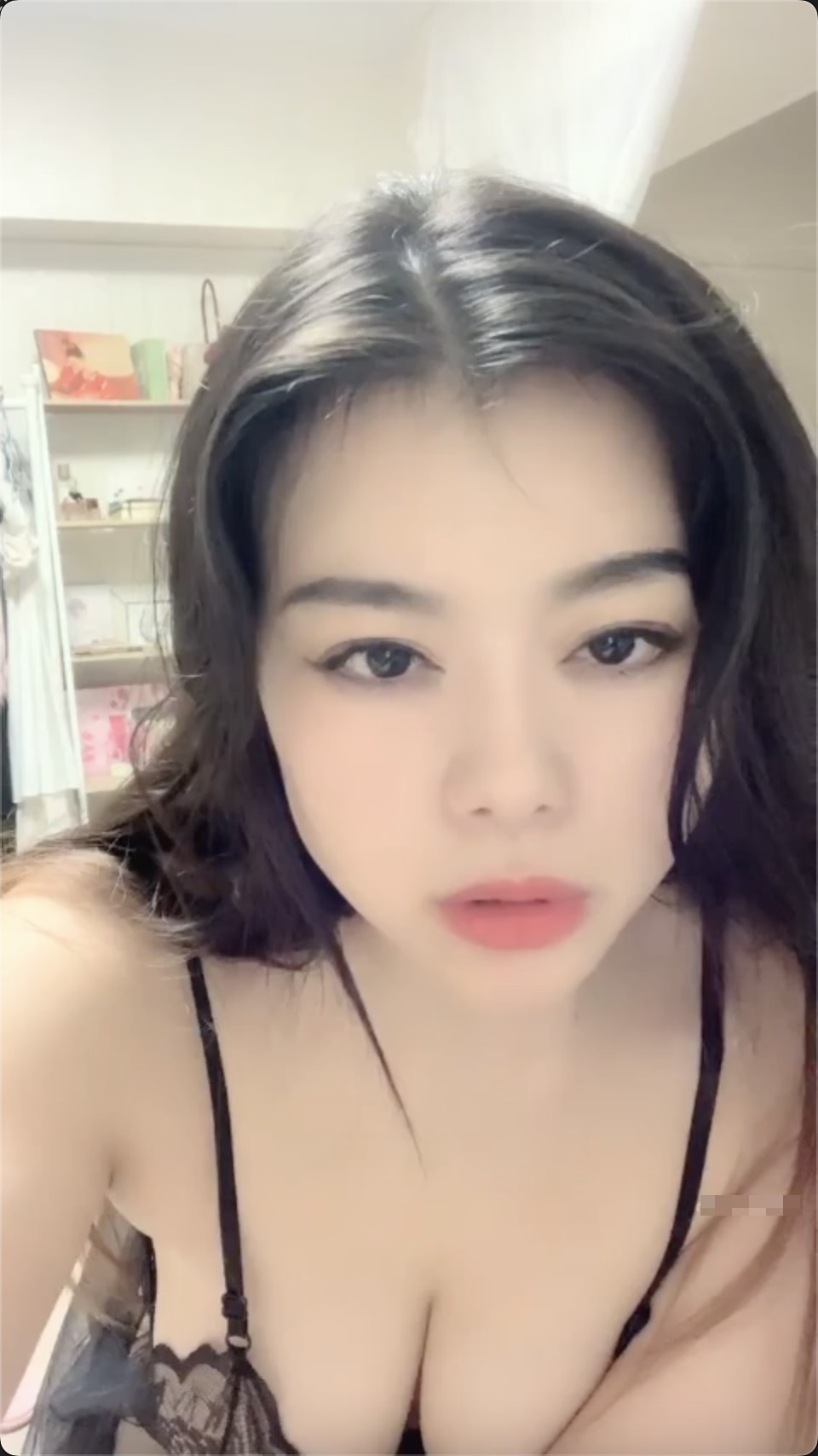 微坦熟女在家中直播，穿情趣衣黑丝跟纹身腆腆男做，两颗大奶子晃呀晃 图1