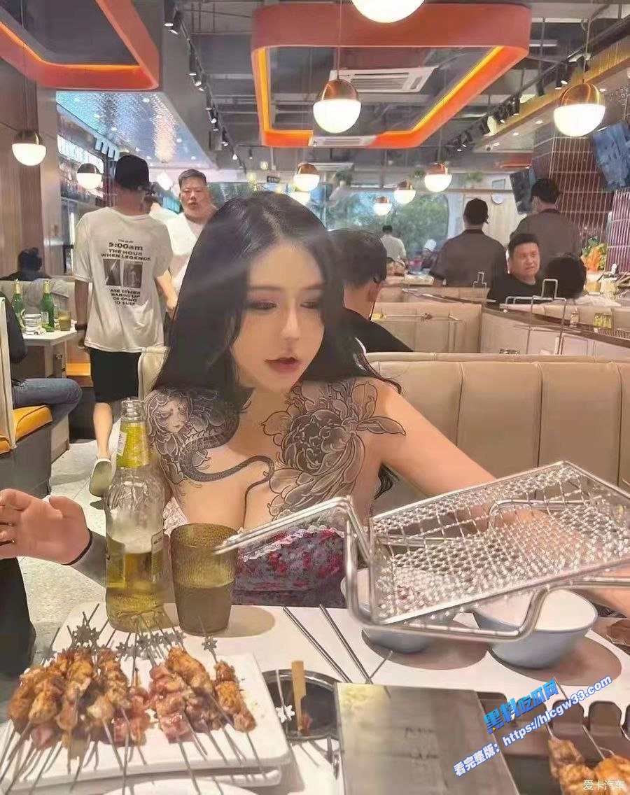 抖音四万粉丝的巨乳精神小妹啪啪视频被曝光身材丰满诱人还有3P震撼画面 图2