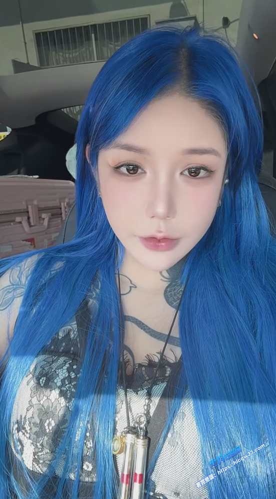 抖音四万粉丝的巨乳精神小妹啪啪视频被曝光身材丰满诱人还有3P震撼画面 图4