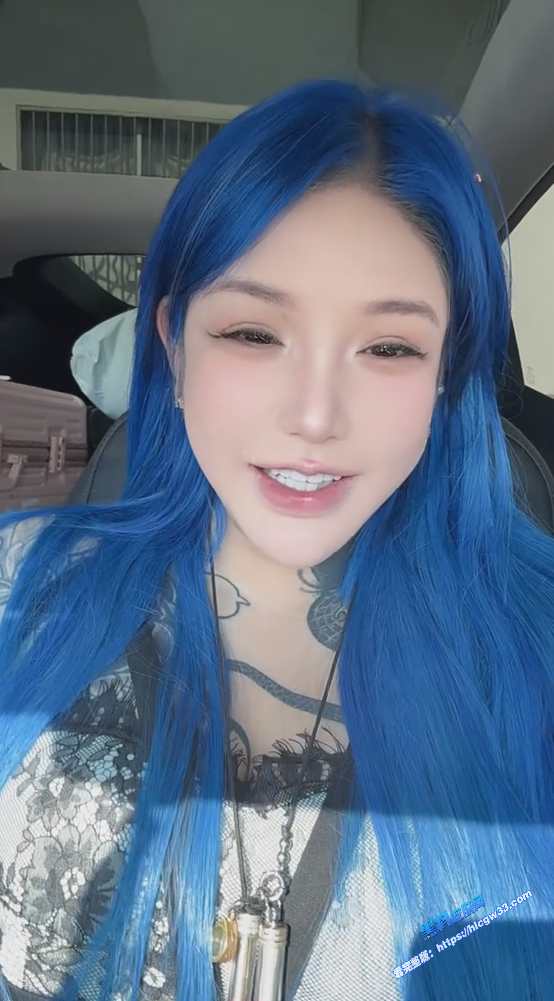抖音四万粉丝的巨乳精神小妹啪啪视频被曝光身材丰满诱人还有3P震撼画面 图5