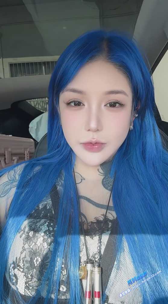 抖音四万粉丝的巨乳精神小妹啪啪视频被曝光身材丰满诱人还有3P震撼画面 图6