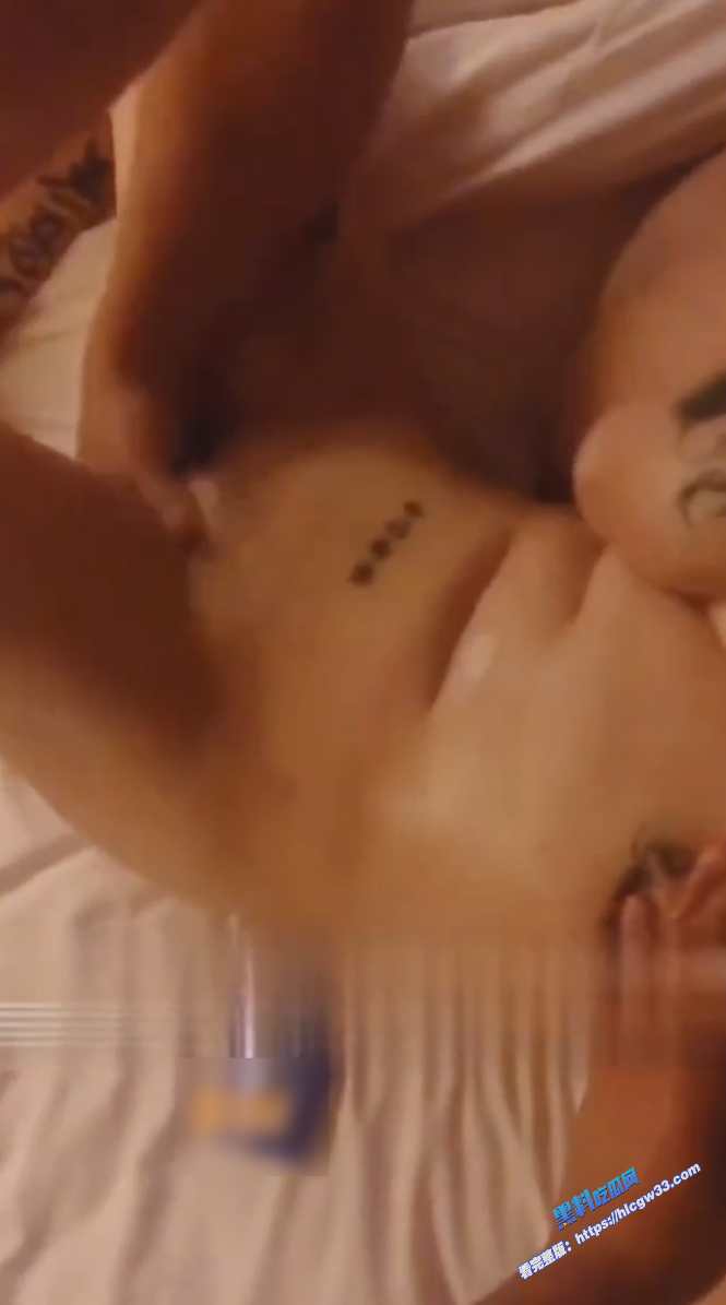 抖音四万粉丝的巨乳精神小妹啪啪视频被曝光身材丰满诱人还有3P震撼画面 图8