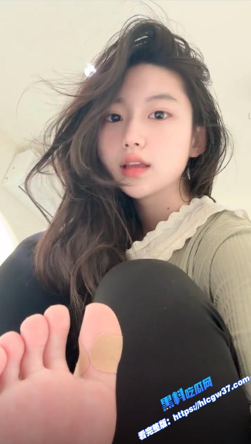 抖音00后微胖高颜值网红 小佳甜心 火辣自拍秀美脚长腿诱惑红唇 撩人身材一秒吸睛！图3