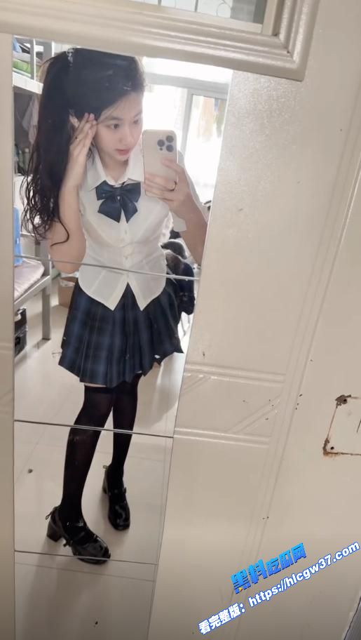 抖音00后微胖高颜值网红 小佳甜心 火辣自拍秀美脚长腿诱惑红唇 撩人身材一秒吸睛！图5