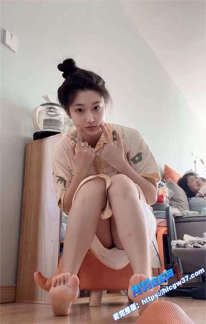 抖音00后微胖高颜值网红 小佳甜心 火辣自拍秀美脚长腿诱惑红唇 撩人身材一秒吸睛！图9