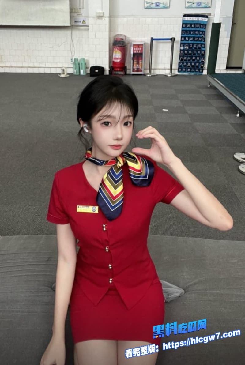 兄妹乱伦哥哥忍不住狂操不穿内裤的色情空姐妹妹粉嫩小穴直接吞到底淫荡精彩对话流出2