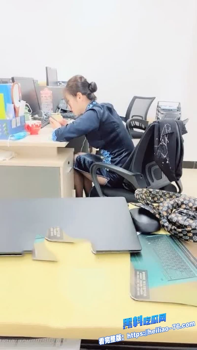 佛山院子人妻女下属白天办公室厕所被领导后入狂干彻底沦为上司的专属肉便器10