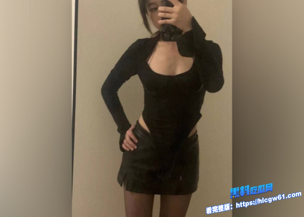 瓜友投稿异地恋惨遭女友出轨给自己戴绿帽子果断曝光骚婊子视频被操的时候喜欢翻白眼做母狗提醒异地恋瓜友看好女朋友 5