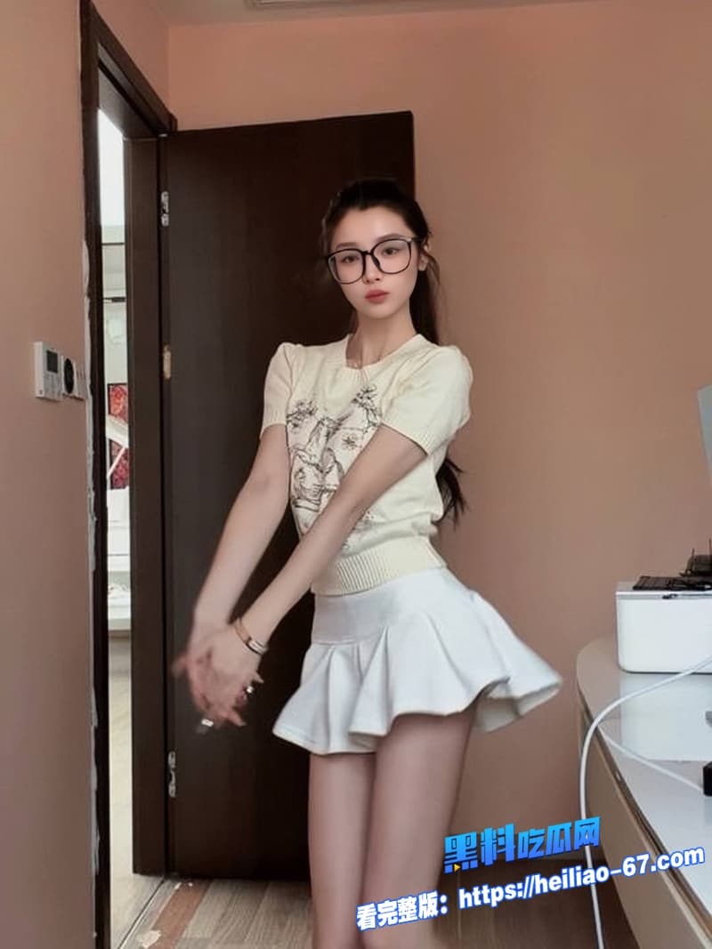 弹力混剪系列高尔夫摇美少女黑丝瑜伽裤热舞看的人欲罢不能4 弹力混剪系列高尔夫摇美少女黑丝瑜伽裤热舞看的人欲罢不能4