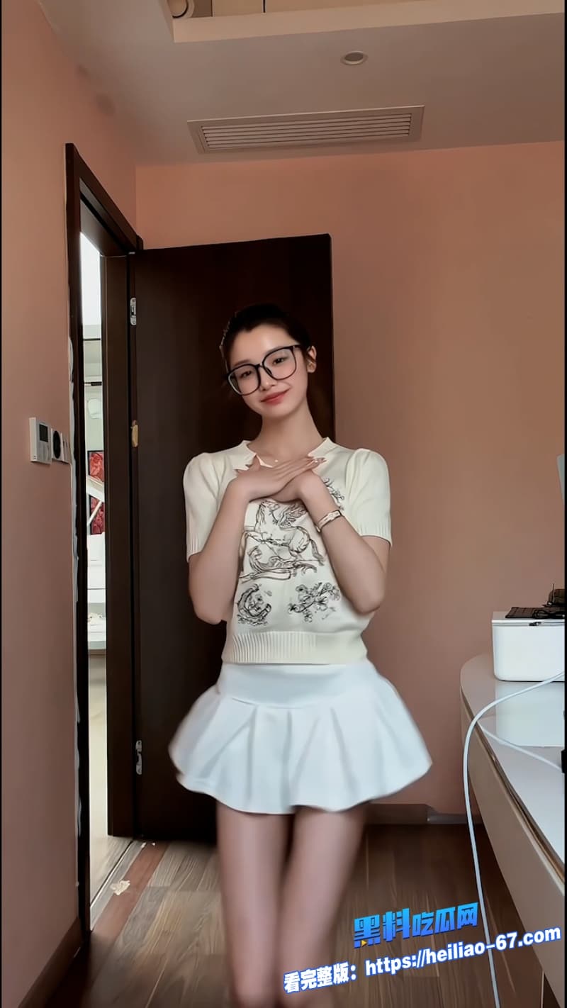 弹力混剪系列高尔夫摇美少女黑丝瑜伽裤热舞看的人欲罢不能11 弹力混剪系列高尔夫摇美少女黑丝瑜伽裤热舞看的人欲罢不能11