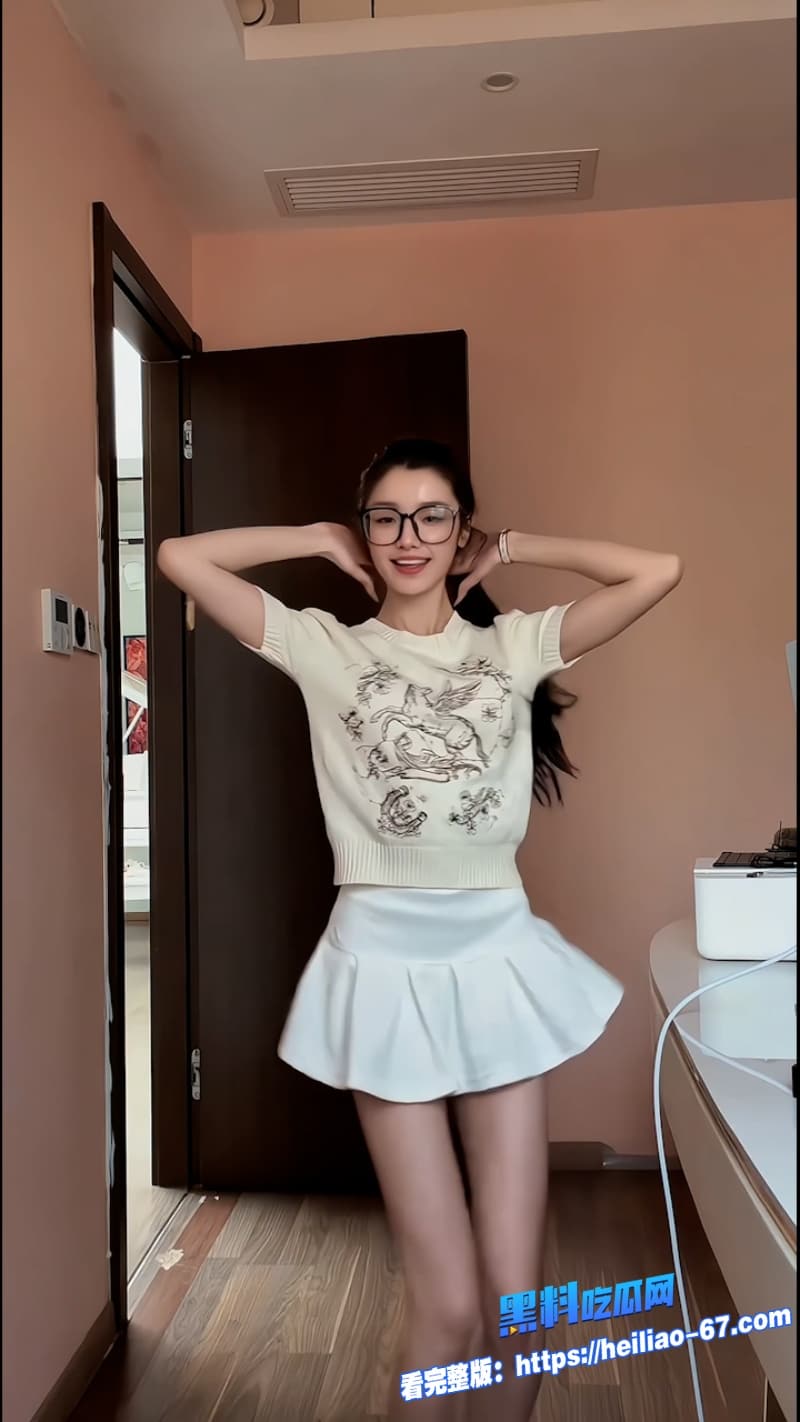 弹力混剪系列高尔夫摇美少女黑丝瑜伽裤热舞看的人欲罢不能12 弹力混剪系列高尔夫摇美少女黑丝瑜伽裤热舞看的人欲罢不能12