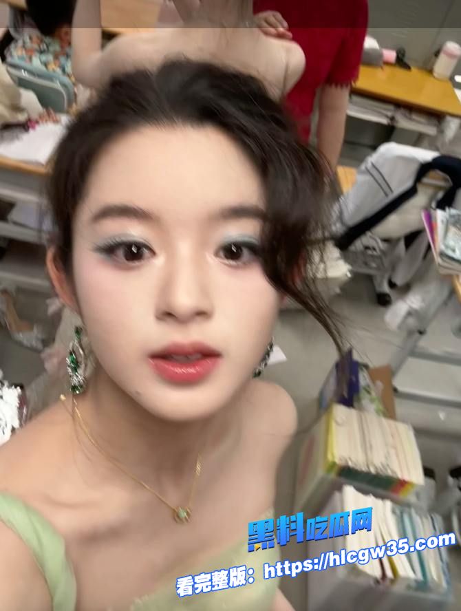 女星 黄杨钿甜 成人礼被曝佩戴230万天价饰品图13.jpg 女星 黄杨钿甜 成人礼被曝佩戴230万天价饰品图13.jpg