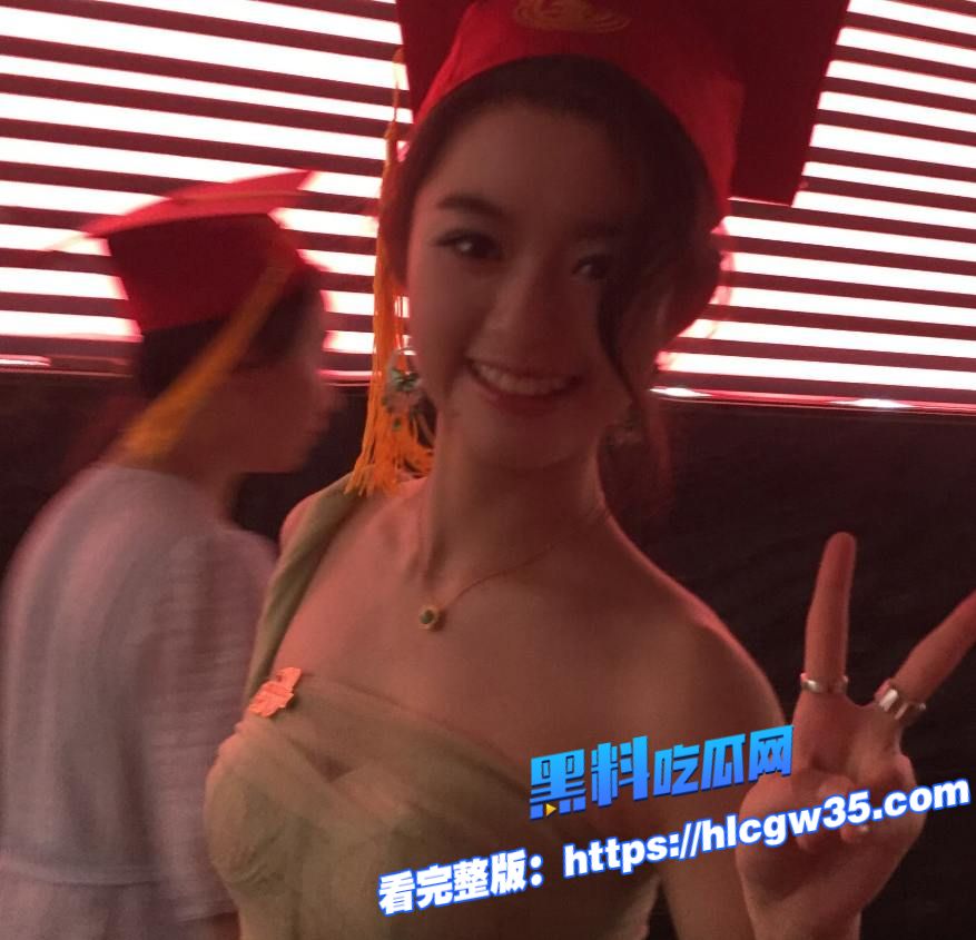 女星 黄杨钿甜 成人礼被曝佩戴230万天价饰品图15.jpg 女星 黄杨钿甜 成人礼被曝佩戴230万天价饰品图15.jpg