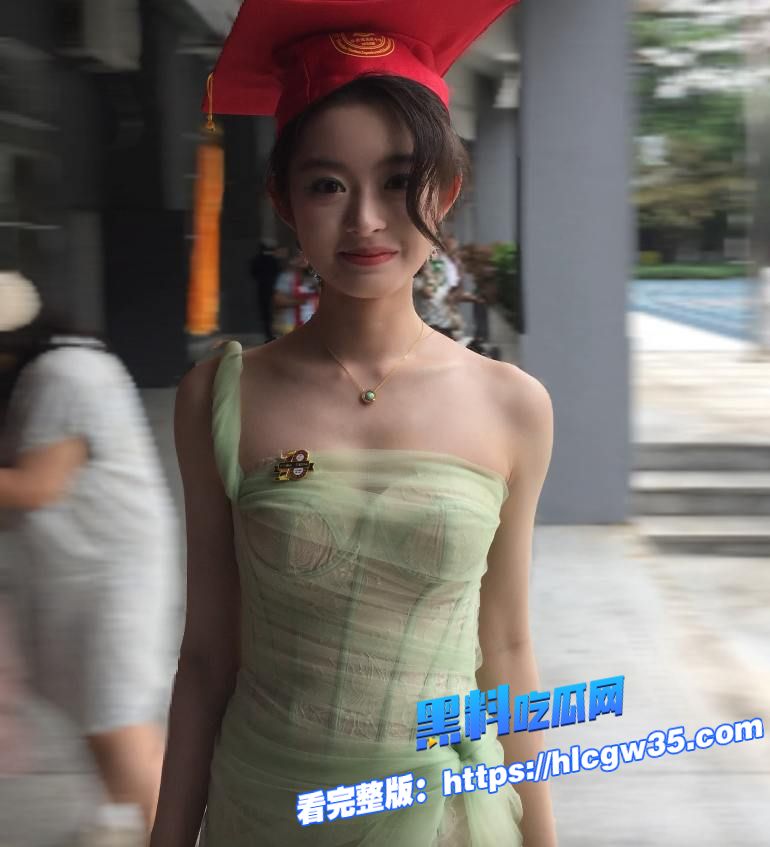 女星 黄杨钿甜 成人礼被曝佩戴230万天价饰品图17.jpg 女星 黄杨钿甜 成人礼被曝佩戴230万天价饰品图17.jpg