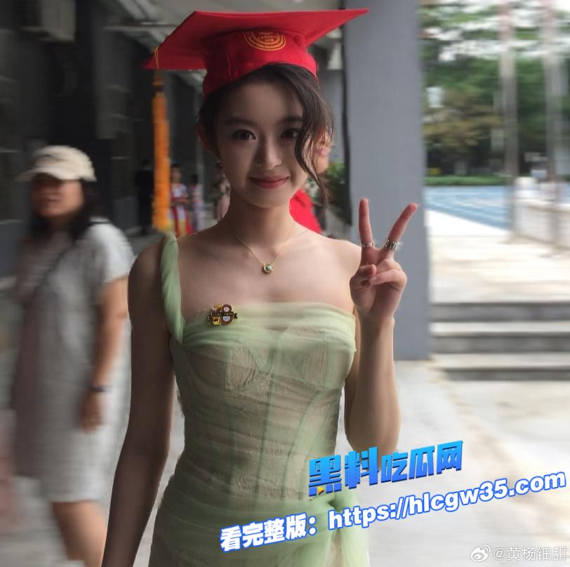 女星 黄杨钿甜 成人礼被曝佩戴230万天价饰品图18.jpg 女星 黄杨钿甜 成人礼被曝佩戴230万天价饰品图18.jpg