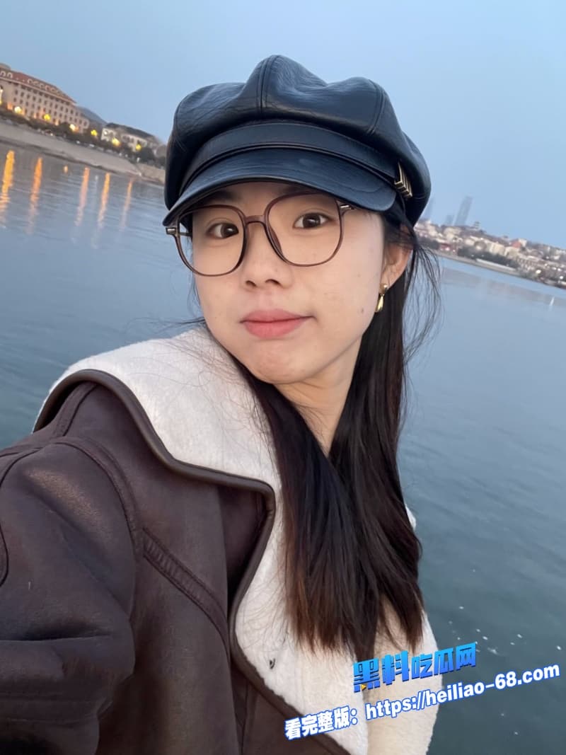 浙江女大学生李萱情侣私拍视频泄露晚上是吃鸡还得加振动棒的骚母狗穿着开裆黑丝被男友操得嗷嗷叫1