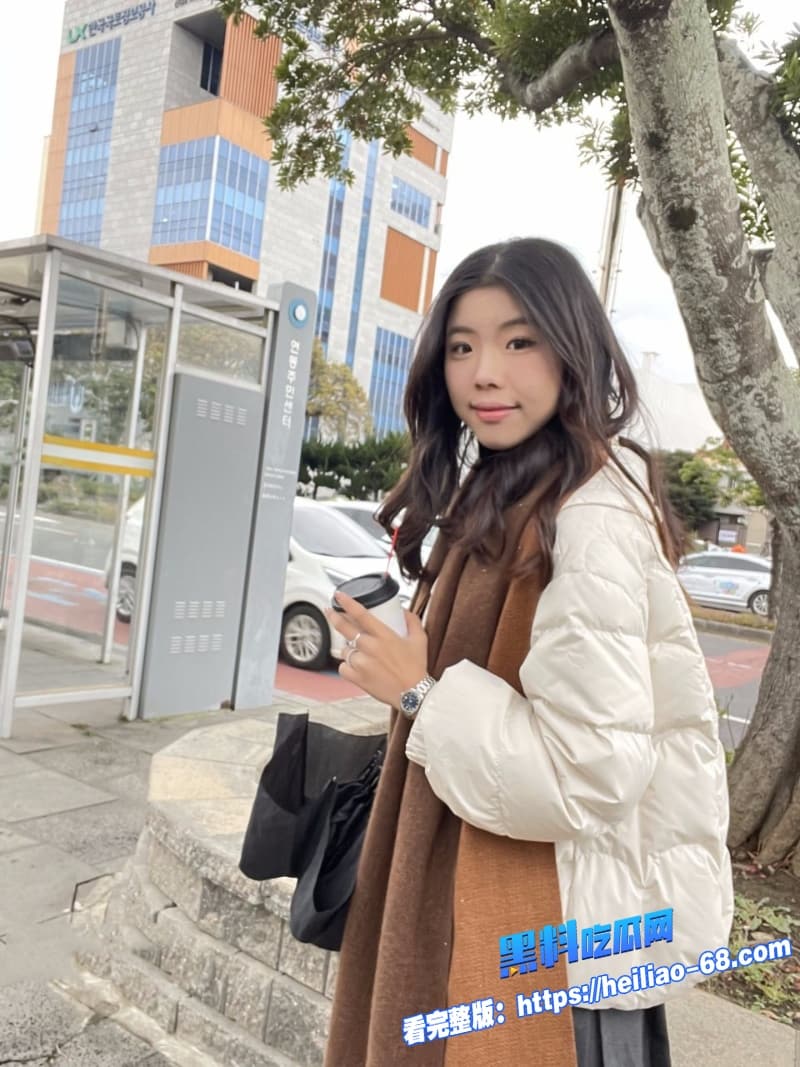 浙江女大学生李萱情侣私拍视频泄露晚上是吃鸡还得加振动棒的骚母狗穿着开裆黑丝被男友操得嗷嗷叫4
