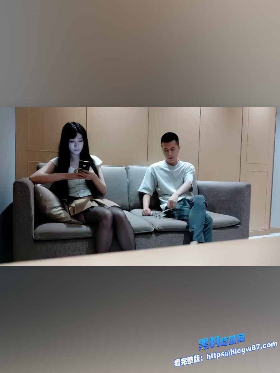 黑丝骚母狗沙发约炮实录雪白爆乳翘臀太勾魂跪舔肉棒深喉吞精沙发上被传教士姿势狂操图1