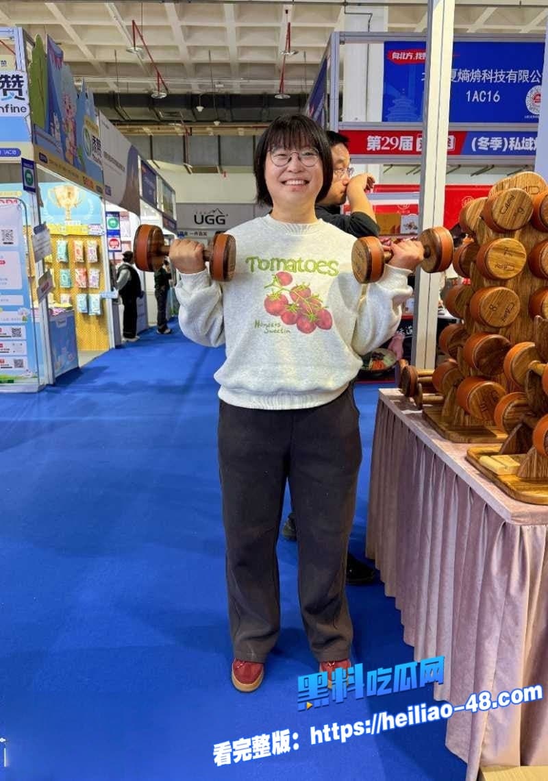 微博女权博主菜刀曦曦公开发飙 自己的逼爱给谁给谁结果媚黑视频被扒光 女权秒变全网笑柄 1