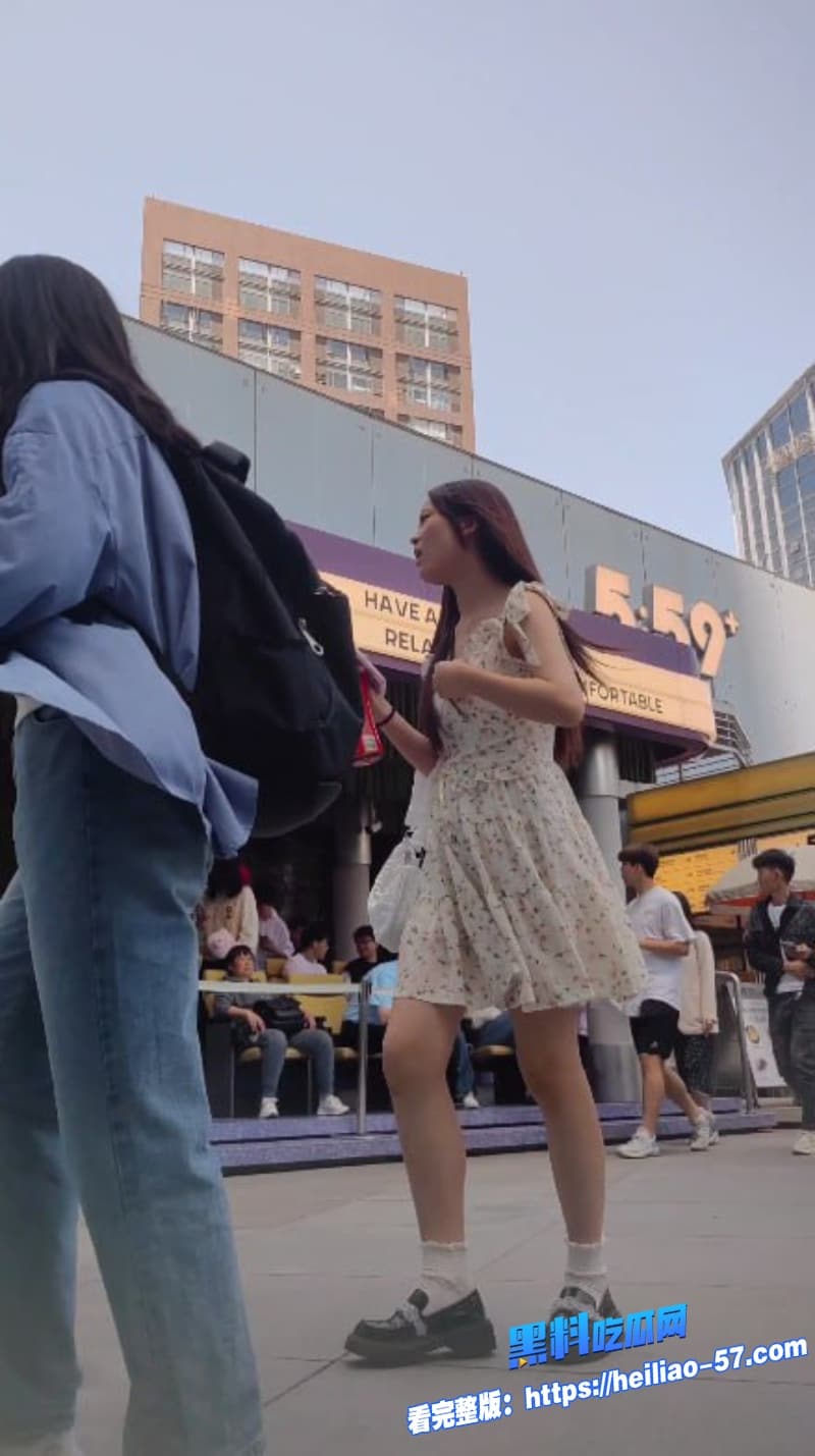 民间偷拍大神街头疯狂尾随碎花裙少女全程跟拍狂抄底骚逼的造型诱惑值直接拉满1