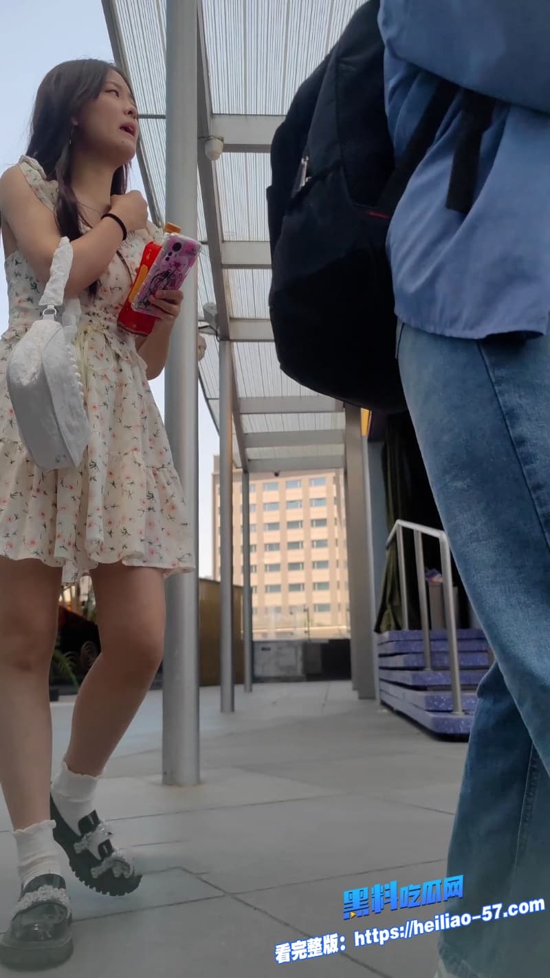 民间偷拍大神街头疯狂尾随碎花裙少女全程跟拍狂抄底骚逼的造型诱惑值直接拉满4