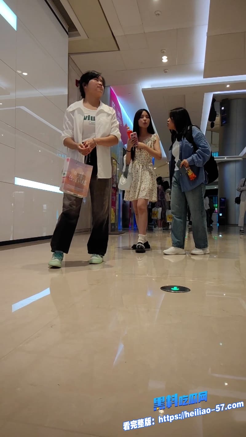 民间偷拍大神街头疯狂尾随碎花裙少女全程跟拍狂抄底骚逼的造型诱惑值直接拉满10