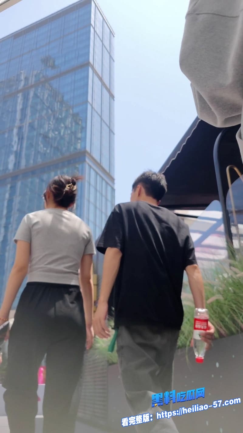 民间偷拍大神街头疯狂尾随碎花裙少女全程跟拍狂抄底骚逼的造型诱惑值直接拉满7
