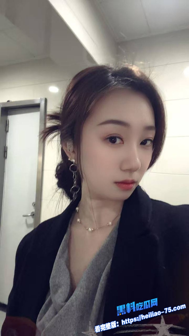 海角乱伦 淫荡大肉妈许久不见儿子爆操半小时 妈妈被干到子宫发软还忍着不叫！