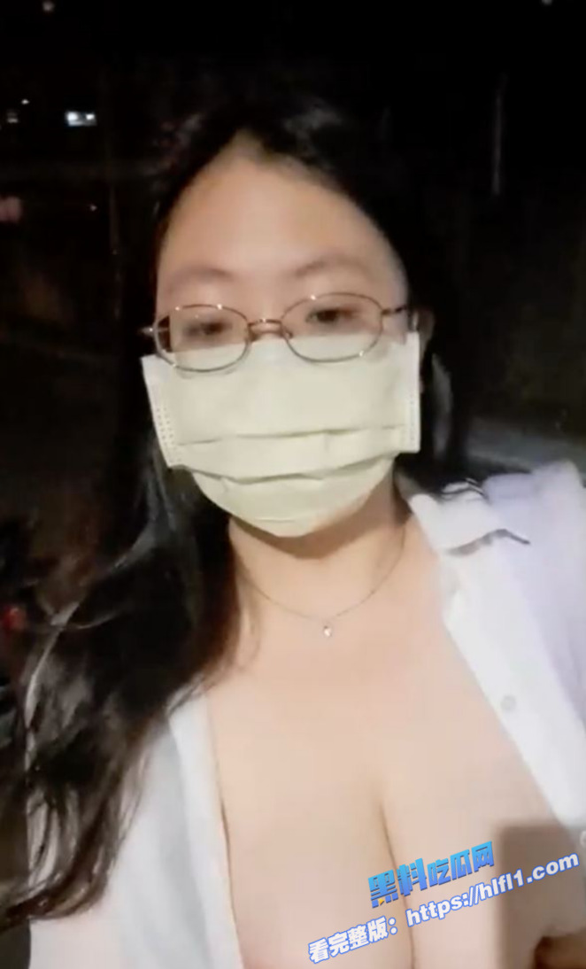 地上眼镜婊最骚！台湾巨乳眼镜妹 夜晚穿个白衬衫玩街头露出 也不怕被轮奸图3
