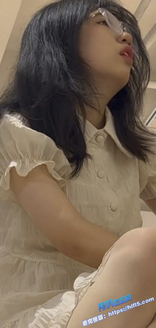 街头抄底偷拍！清纯可爱眼镜妹 抄底裙底风光 肉丝粉色小内内 少女感爆棚！1