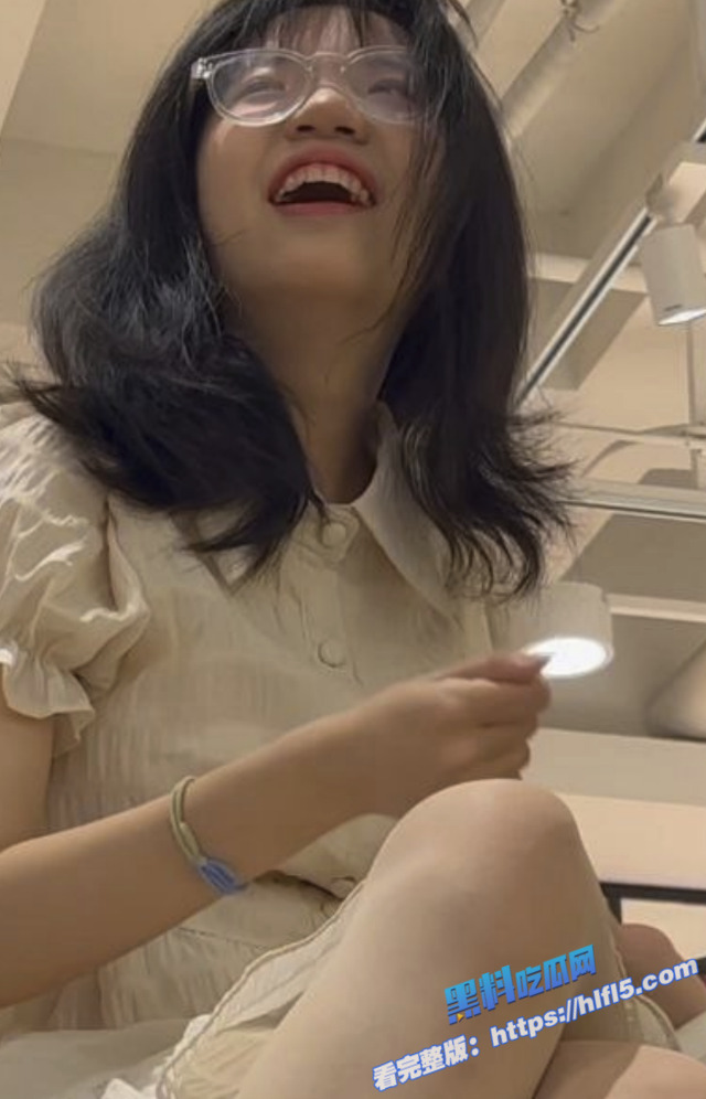 街头抄底偷拍！清纯可爱眼镜妹 抄底裙底风光 肉丝粉色小内内 少女感爆棚！2