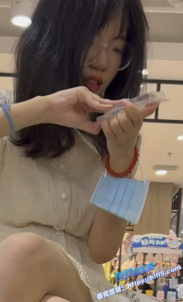 街头抄底偷拍！清纯可爱眼镜妹 抄底裙底风光 肉丝粉色小内内 少女感爆棚！3