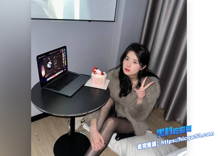 极品高颜值反差婊性感大长腿搭配黑丝樱桃小嘴深情舌舔龟头口嗦肉棒神仙来了也顶不住 图2WH700x500px 极品高颜值反差婊性感大长腿搭配黑丝樱桃小嘴深情舌舔龟头口嗦肉棒神仙来了也顶不住 图2WH700x500px