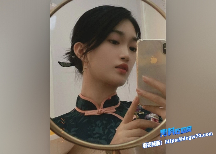 在校女大学生黄雪枫给金主爸爸拍摄自慰视频被曝光长相清纯甜美想不到这么反差露脸模奶自慰手指猛扣骚穴 1