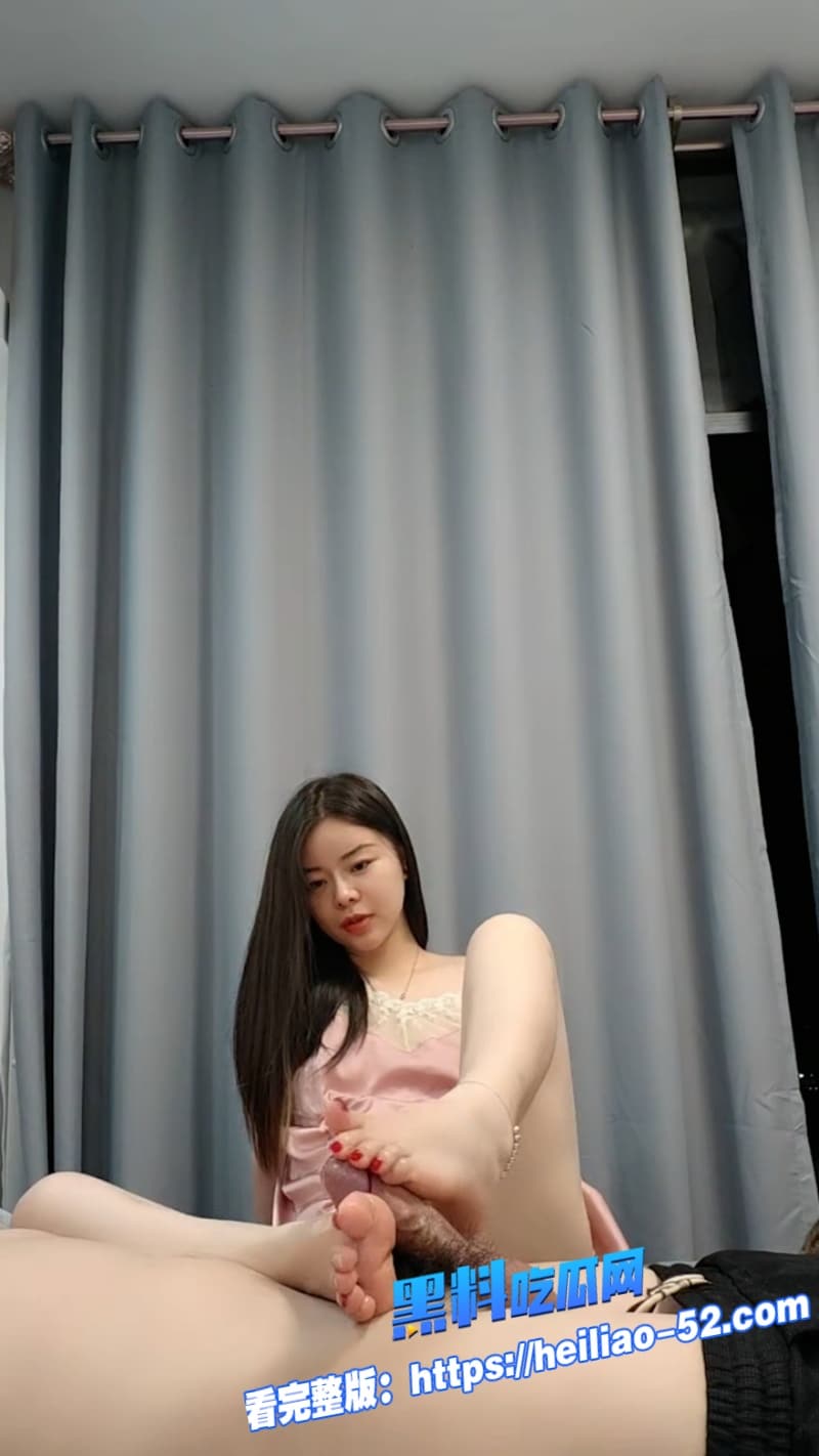 超顶女神出租屋调教男M曝光网袜裸足足交马眼棒和超长美甲双插马眼男的舔脚舔到发抖 3