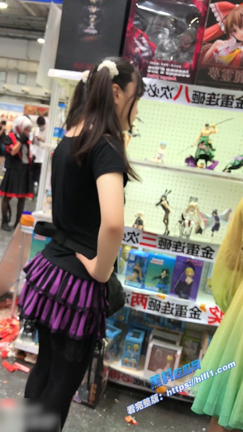 街头抄底偷拍！偷拍大神商场偷拍 双马尾女仆装萝莉 黑丝加渔网袜无内嫩鲍！1
