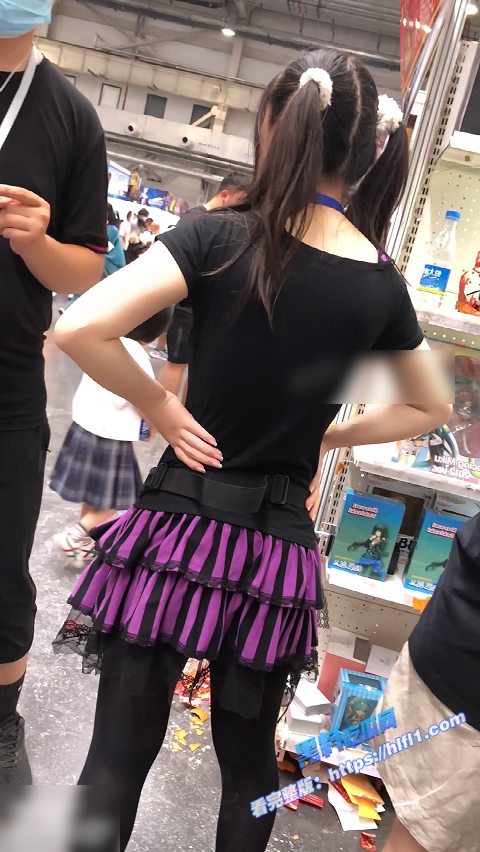 街头抄底偷拍！偷拍大神商场偷拍 双马尾女仆装萝莉 黑丝加渔网袜无内嫩鲍！3