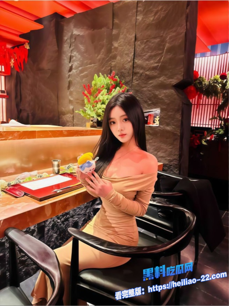 潜规则成都天堂洲际酒店前台美女夏梦依加班夜被公司主管拉进酒店房间1