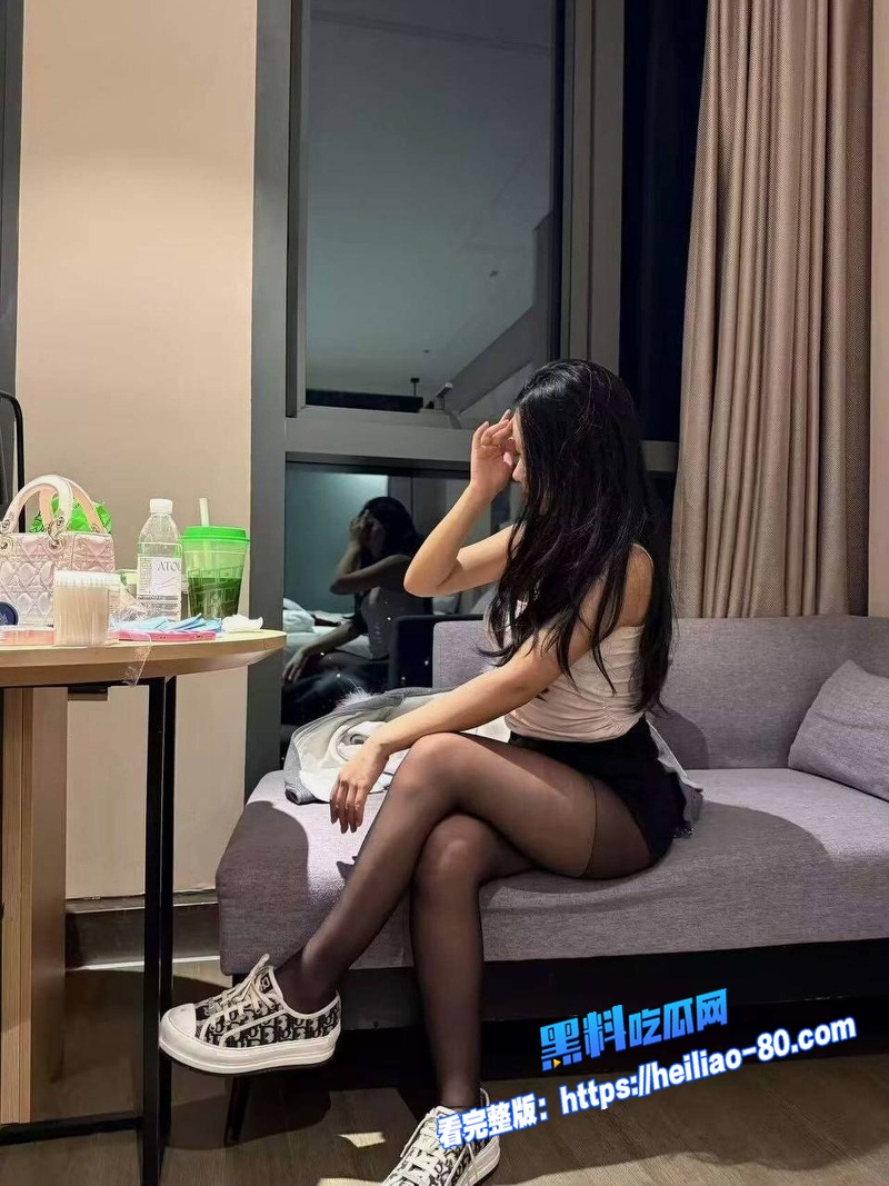 高颜值巨乳御姐 跪地深喉迎接主人回家 灰色开胸装奶子晃荡 小母狗热情欢迎仪式太权威图5