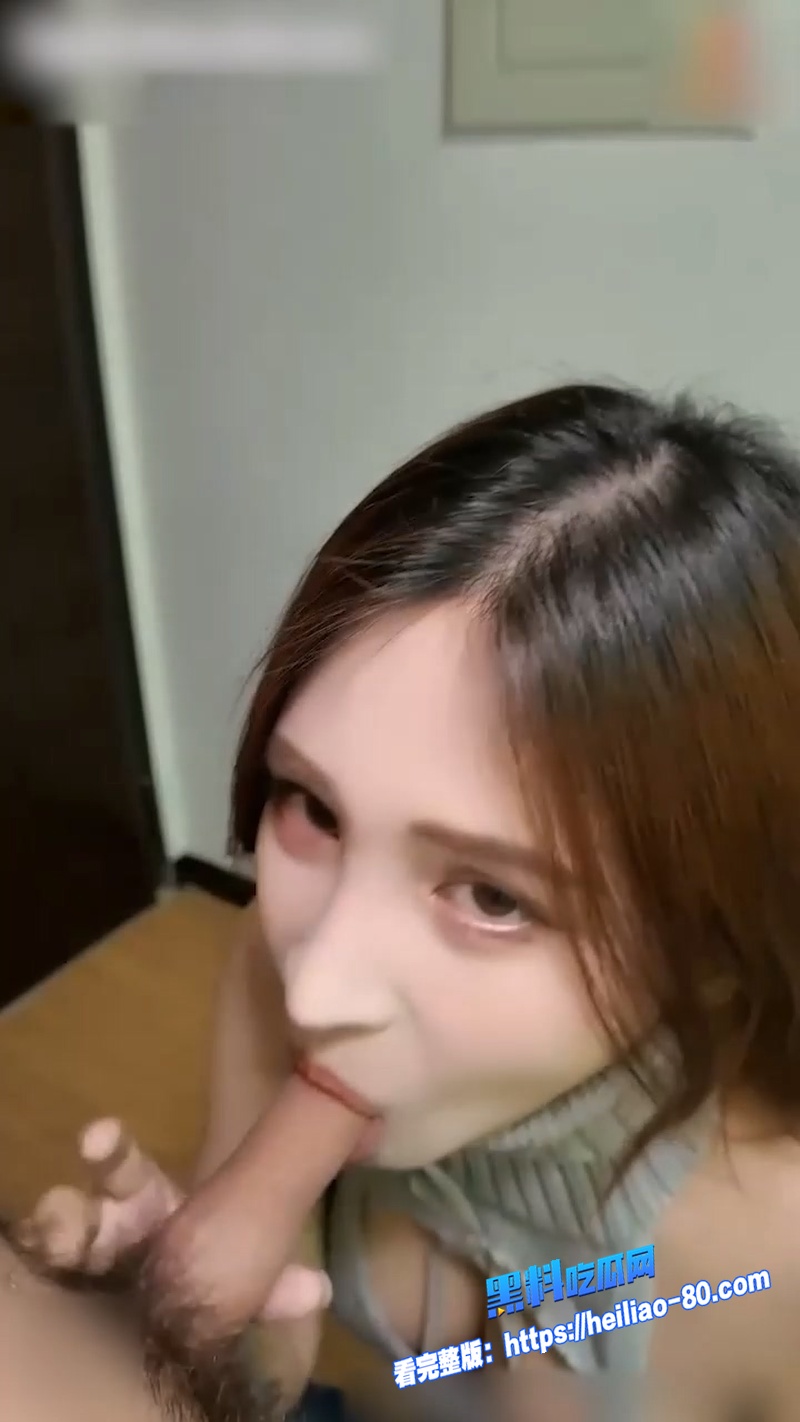 高颜值巨乳御姐 跪地深喉迎接主人回家 灰色开胸装奶子晃荡 小母狗热情欢迎仪式太权威图1