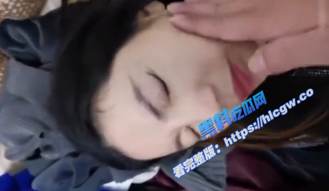 真实乱伦！禽兽下药迷晕自己的后妈，高跟鞋阳具塞入小穴 最后狂操嫩穴，令人震惊！图4