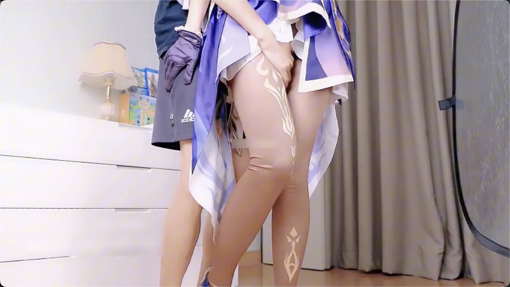 cosplay艾蜜莉亚，帮男友口交足交打手枪，最后用丝袜腿交的样子太诱人了1