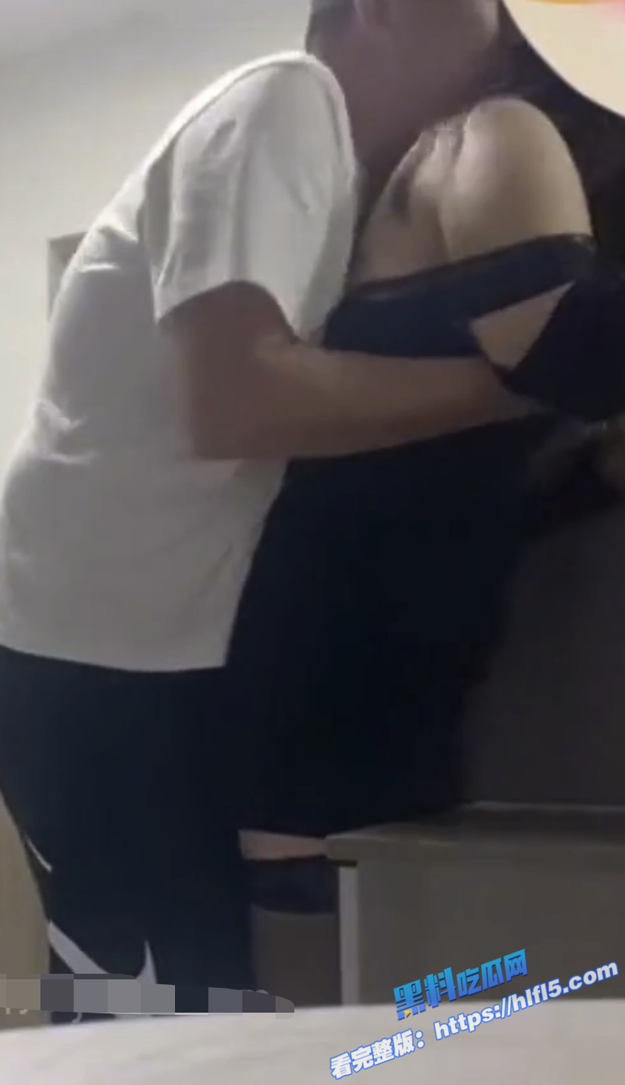 真实偷拍！把姐姐的闺蜜慧姐扛到桌子上暴力后入 慧姐被干的娇喘连连 还说别让你姐发现了！3