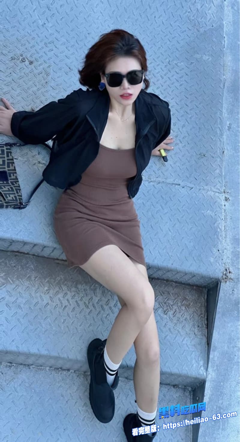 极品美乳老师出轨学生家长穿着开档牛仔裤楼梯间做爱各种姿势轮番上阵胆子是真大5