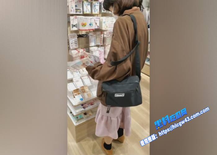 街头抄底偷拍日本顶级偷拍大神便利店抄底偷拍众多少妇少女很多都逼毛外露哦 图3WH700x500px 街头抄底偷拍日本顶级偷拍大神便利店抄底偷拍众多少妇少女很多都逼毛外露哦 图3WH700x500px