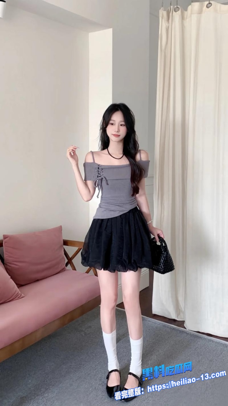 清纯可爱的妹妹完成哥哥的任务带着跳蛋出门回来后发情淫水泛滥与哥哥一起禁忌乱伦2