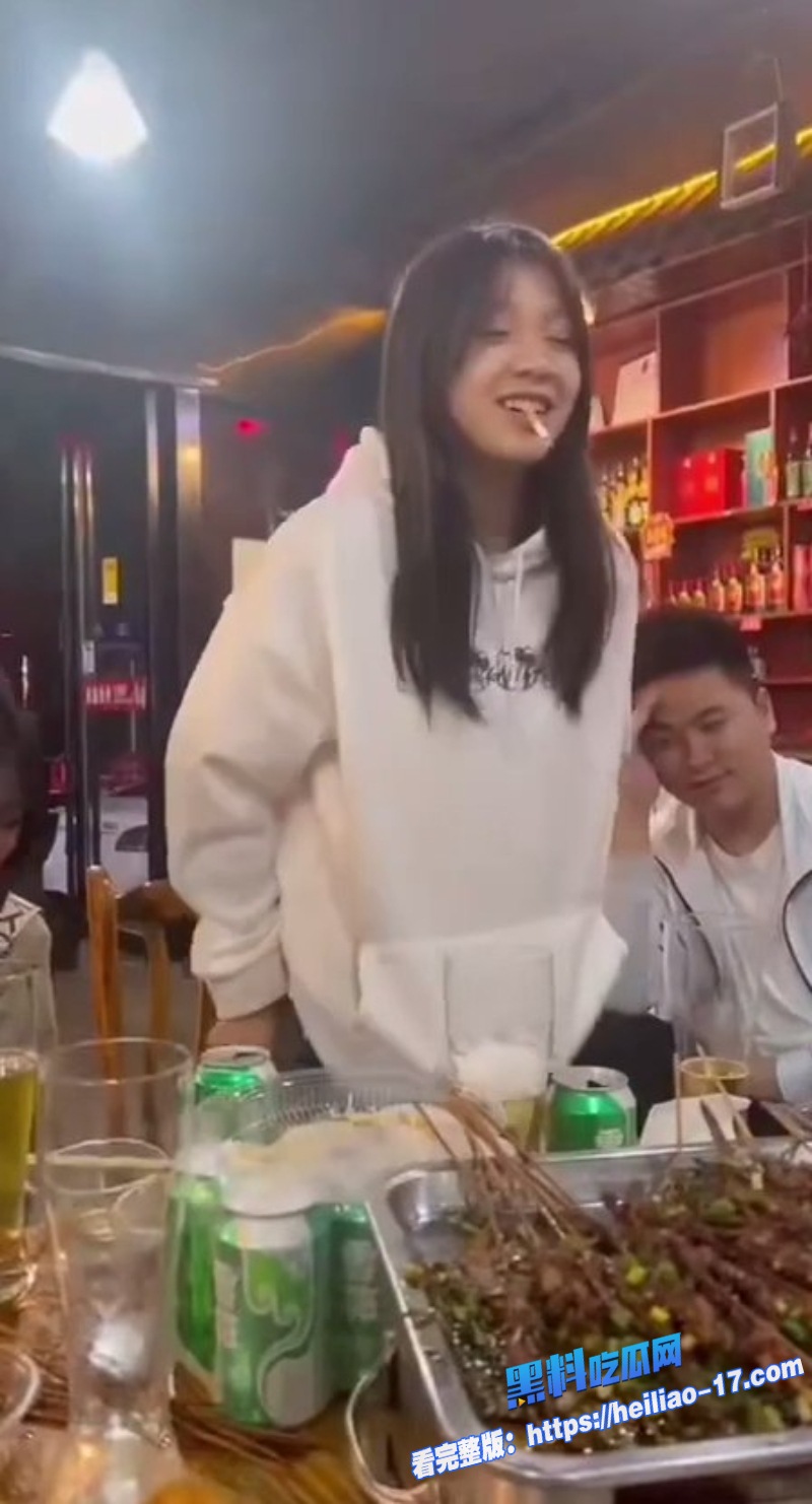 贵州凯里烧烤店大瓜女大学生7.jpg