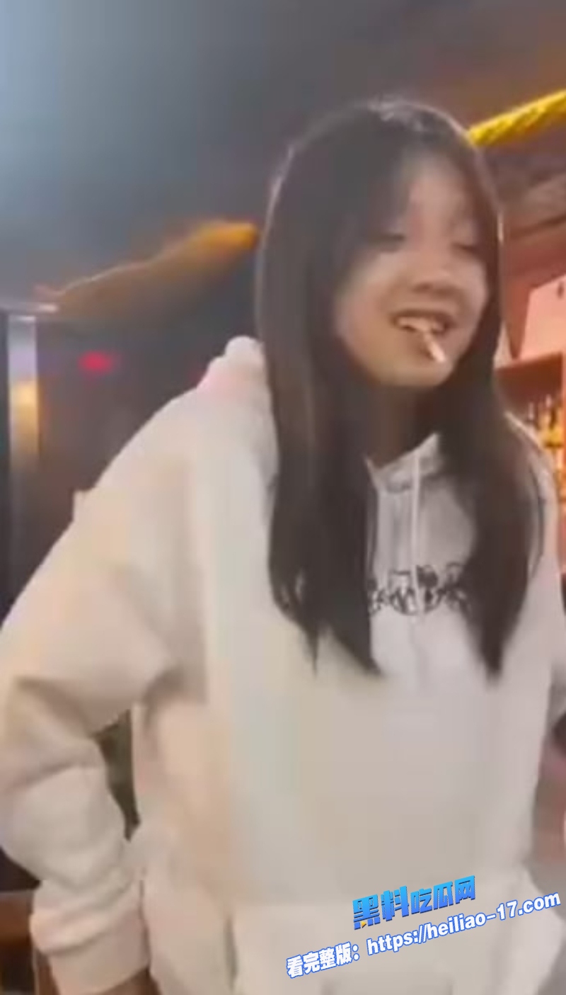 贵州凯里烧烤店大瓜女大学生聚餐醉酒失控掀衣露胸狂扭热舞事后遭同伴捡尸酒店开房摆玩下体炫耀2